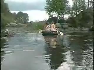 Три сензационен момичета нудисти момичета в на джунгла на лодка за putz лов