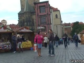 Nonnina turista salti su peter