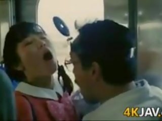 Adolescent blir groped på en tåg