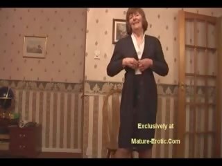 Spogledljiva babi v nogavičke in steznik filmi off poraščeni