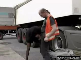 Čierne strumpet jazdenie na hlavné nákladné auto vodič vonku