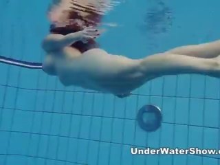 Vörös hajú stunner úszás meztelen -ban a medence