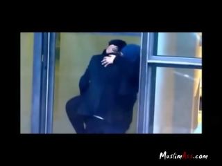 Hijab lehrer erwischt parking von spionage kamera