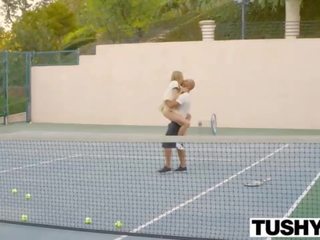 Concupiscent liels jāšanās ar the teniss trainer