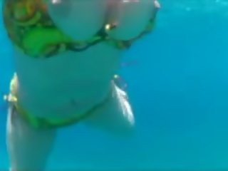 Bajo el agua adulto presilla swiming disparo de corrida
