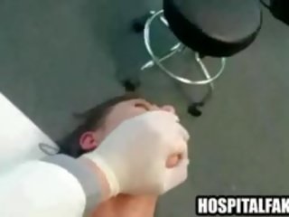 المريض يحصل على مارس الجنس و cummed في بواسطة لها specialist