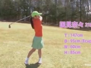 Привабливий азіатська підліток дівчинки грати a гра з роздягання гольф