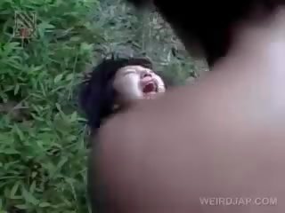 Fragile asiatique copine obtention brutalement baisée dehors
