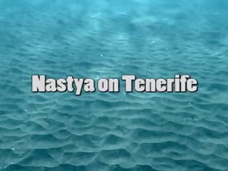Attractive nastya שוחה עירום ב ה ים