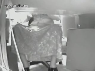 Tajnica masturbira pod miza skrite kamera