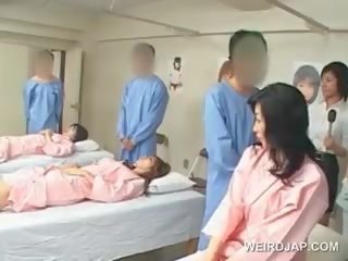 Ázsiai barna asszony fúj szőrös johnson nál nél a kórház
